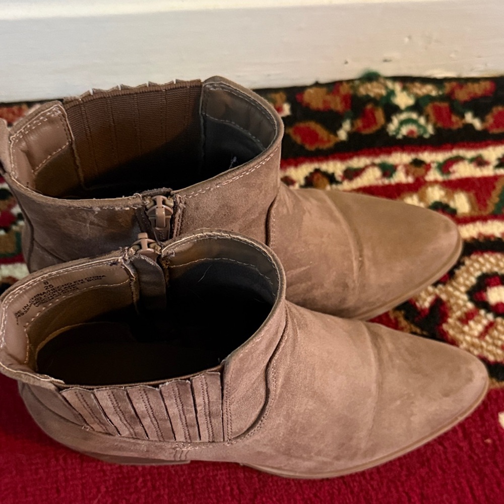 Old Navy Women’s Taupe Brown Faux Suede Ankle Booties Boots Sz 8 - Picture 2 of 6